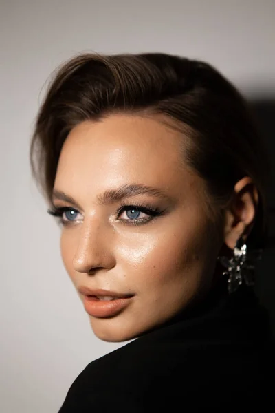 Porträt Einer Schönen Frau Mit Make Und Styling Blaue Augen — Stockfoto
