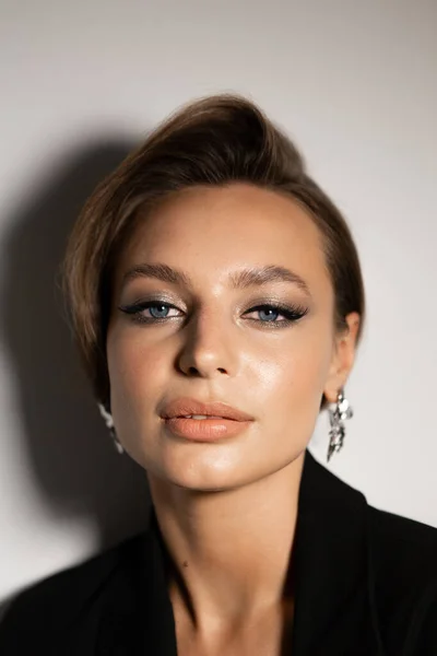 Porträtt Vacker Kvinna Med Makeup Och Styling Blå Ögon Fashionabla — Stockfoto