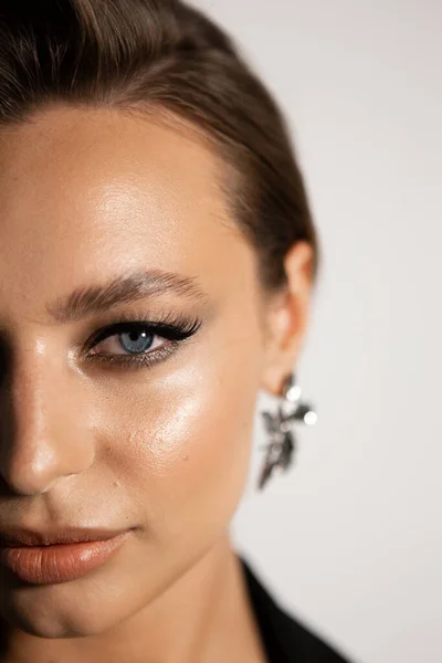 Retrato Una Hermosa Mujer Con Maquillaje Estilo Ojos Azules Cejas —  Fotos de Stock