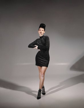 Moda kızlarının sanat portreleri. Saç stili ve klasik makyajlı.