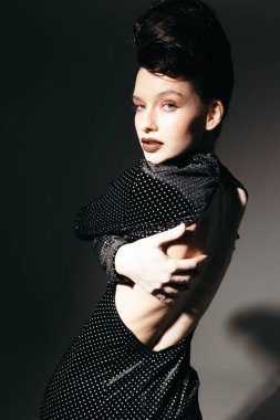 Moda kızlarının sanat portreleri. Saç stili ve klasik makyajlı.