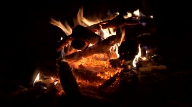 Kamp ateşi geceleri, yakın, çatırtı sesleri, makro, yanan ateş, kıvılcım