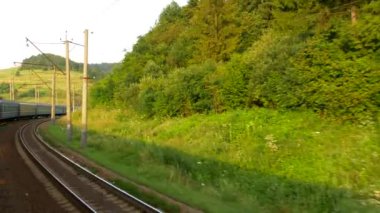 Tren - demiryolu parça, hills, orman hareketli penceresinden görüntülemek