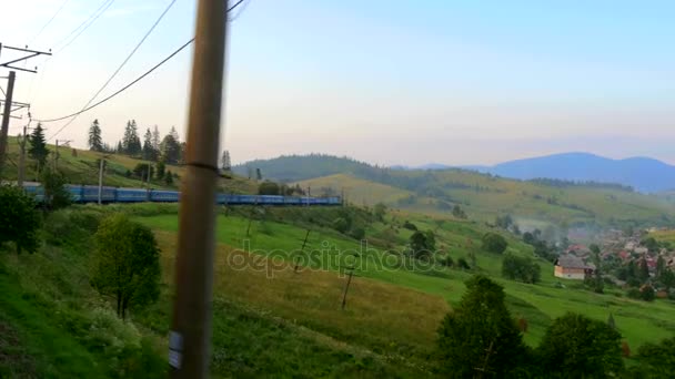 Widok z okna ruchu kolejowego - góry, wieś, Dolina — Wideo stockowe