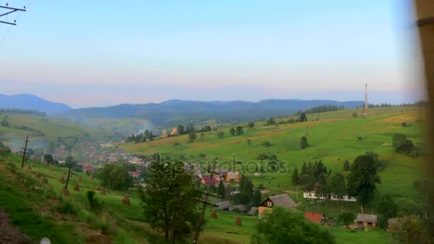 Vue de la fenêtre du train en mouvement - Montagnes, Village, Vallée — Video
