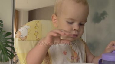 Sevimli küçük oğlan Mısır sopa yiyor