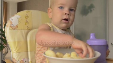 Sevimli küçük oğlan Mısır sopa yiyor