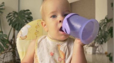 Sevimli küçük çocuk su içer. Yakın çekim