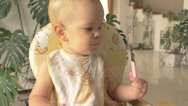 Милый мальчик ест омлет вилкой. — стоковое видео