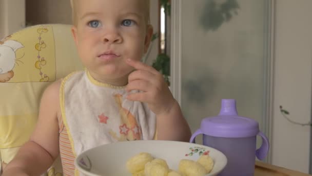 Netter kleiner Junge isst Maisstäbchen — Stockvideo