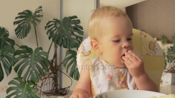 Lindo niño está comiendo palitos de maíz — Vídeos de Stock