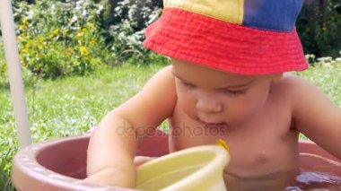 Sevimli küçük çocuk banyo ve içme suyu oyuncak kova