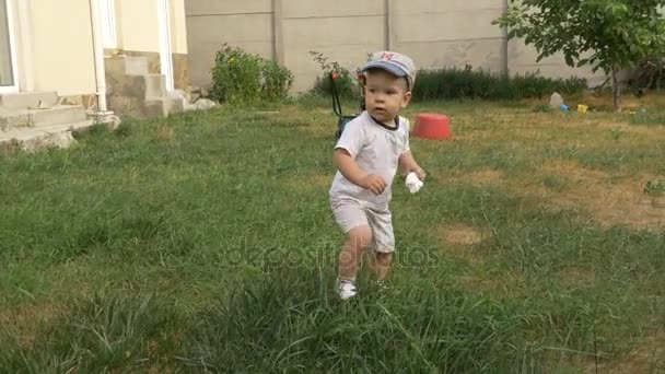 Jongetje leert om op het gras te lopen — Stockvideo