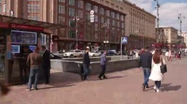 Khreshchatyk'a sokak zaman atlamalı hareket. Kiev şehir, insanlar, arabalar, güneşli havalarda