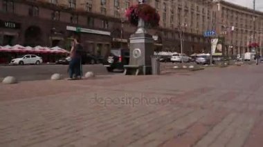 Khreshchatyk'a sokak zaman atlamalı hareket. Kiev şehir, insanlar, arabalar, güneşli havalarda