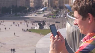 Adam şehir meşgul hayatı, trafik, insanlar, arabalar Smartphone'da resimleri alıyor