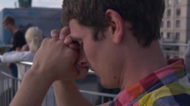 Adam şehirde dua ediyor. Ukrayna, Kiev, Maidan Nezalezhnosti, Khreshchatik