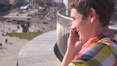 Öğrenci cityscape akıllı telefon üzerinde konuşuyor