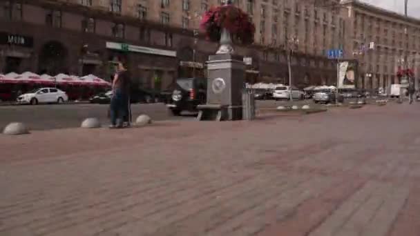 Pohybující se podél Chreščatyk časová prodleva. Město Kyjev, lidé, auta, slunečné počasí — Stock video