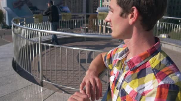 Mladý muž začíná modlit v centru města — Stock video
