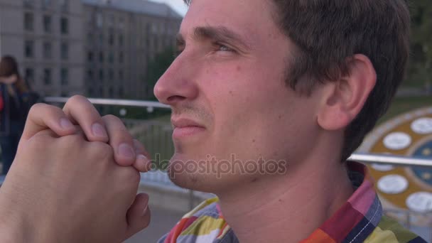 Νεαρός άνδρας κοιτάζει στον ουρανό και προσεύχεται — Αρχείο Βίντεο