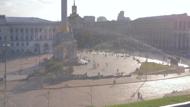 Kiev, Ucrania. Maidan Nezalezhnosti, Khreshchatyk str. Monumento a la Independencia — Vídeo de stock