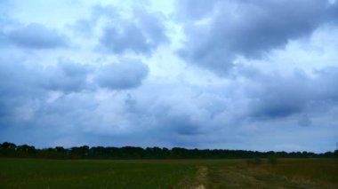 Alanının üstündeki ağır yağmurlu bulutlar. Zaman atlamalı, yol