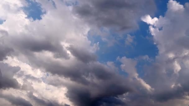 Vita moln på blå himmel går snabbt. Tidsfördröjning — Stockvideo