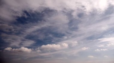 Mavi gökyüzü ve beyaz bulutlar dinamikleri. Zaman atlamalı