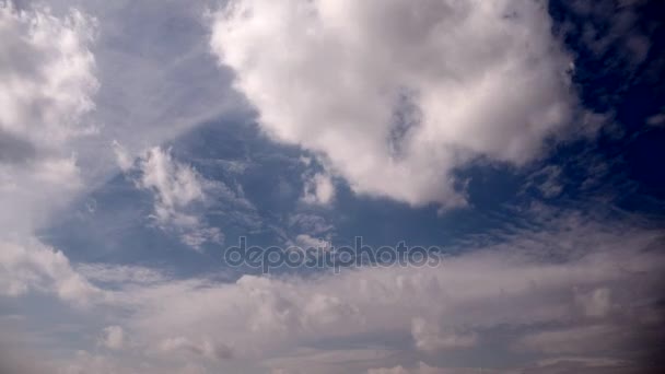 Cielo azul. Nubes blancas moviéndose rápido. Caducidad — Vídeo de stock