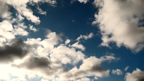 Le soleil se déplace sur le ciel bleu. Une fusée éclairante. Les rayons du soleil brillent à travers les nuages blancs. Délai imparti 