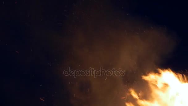 Brandende vlam. Hemel op achtergrond met maan — Stockvideo