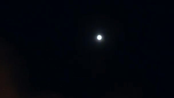 Funken schlagen aus dem Feuer. Mond, Nachthimmel auf Hintergrund — Stockvideo