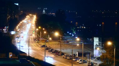 Gece şehir trafik. Dnipro şehir