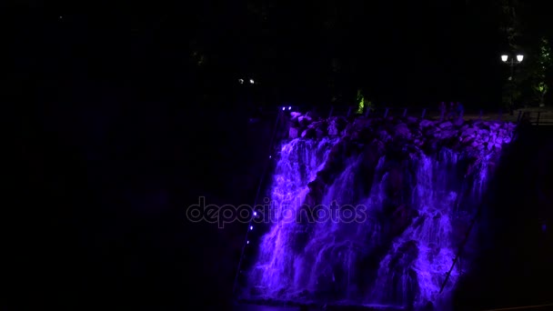 Cascata di notte è illuminato in diversi colori — Video Stock