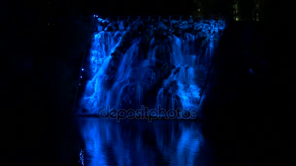 Cascata di notte è illuminato in diversi colori — Video Stock