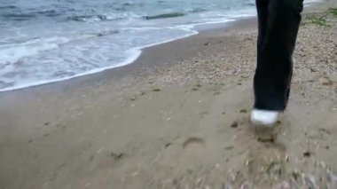 Olgun kadın deniz kıyı çalışıyor