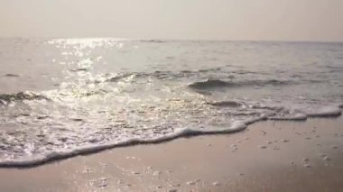 Sandy deniz kıyısında. Dalgalar. Sonbahar sabah