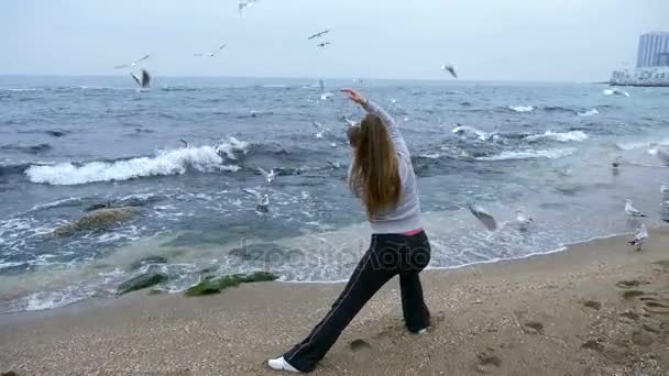 Actieve Rijpe Vrouw Doet Oefeningen Zee — Stockvideo