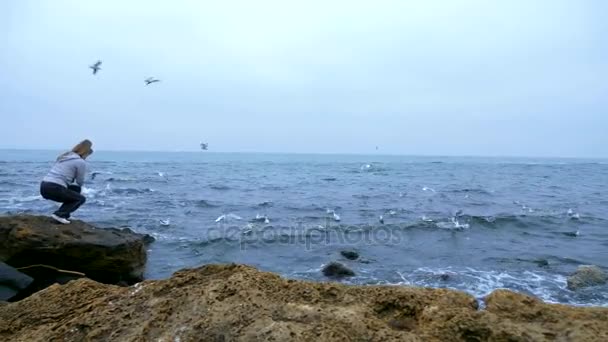 Mogen Kvinna Ber Kanten Klippa Nära Havet — Stockvideo