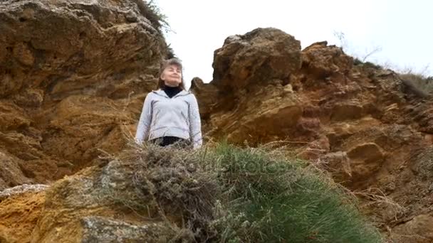 Rijpe Vrouw Doet Oefeningen Rand Van Klif Buurt Van Zee — Stockvideo