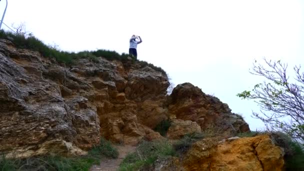 Mogen Kvinna Gör Övningar Kanten Klippa Nära Havet — Stockvideo