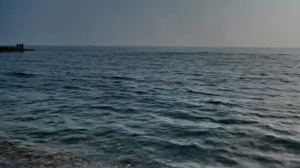 Στην Ακτή Μαύρης Θάλασσας Παραλία Άμμο Κύματα Φθινόπωρο Πρωί — Αρχείο Βίντεο