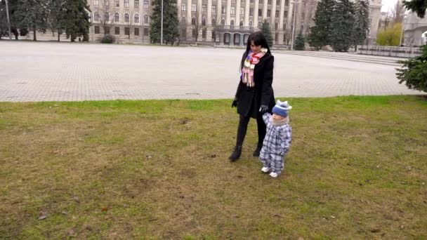 Mãe Feliz Caminha Com Filho Movimento Lento Cidade Outono Inverno — Vídeo de Stock