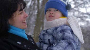 Mutlu anne gülümser ve onun küçük Child.Winter Kisses