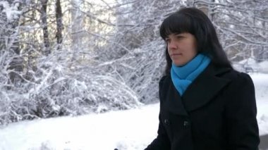 Anne çocuğunu bebek arabası ile parkta yürüyor. Ağır çekim. Karlı kış