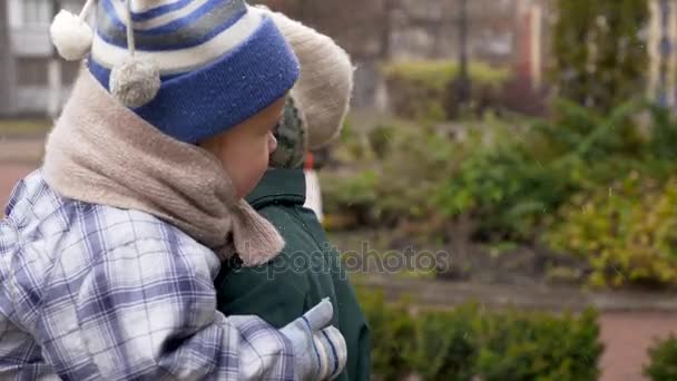 Bisabuela Tiene Sus Manos Bisnieto Cámara Lenta Caída Nieve Invierno — Vídeo de stock