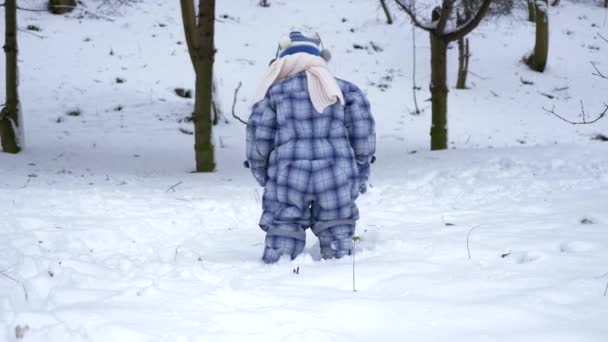 小男孩在雪地上玩耍 打电话给他的母亲 慢动作冬天 — 图库视频影像