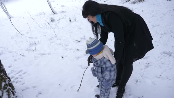 Madre Felice Con Suo Figlio Disegna Cuore Sulla Neve Rallentatore — Video Stock