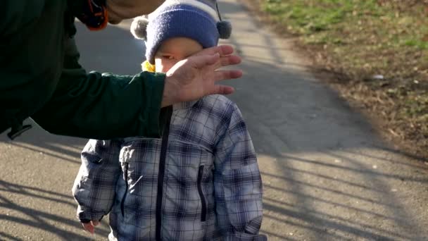 老婆ワイプ幼い子供の涙し 彼と歩きます スローモーション 冬都市の車 — ストック動画